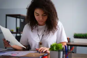 Estudante de pós graduação analisando materiais de estudo.