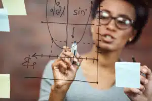 Estudantes resolvendo uma equação matemática