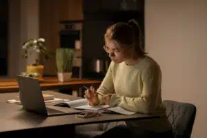 Estudante cursando Letras Semipresencial explorando novas oportunidades de carreira.