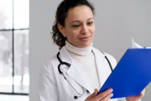 Profissional da saúde em residência médica.