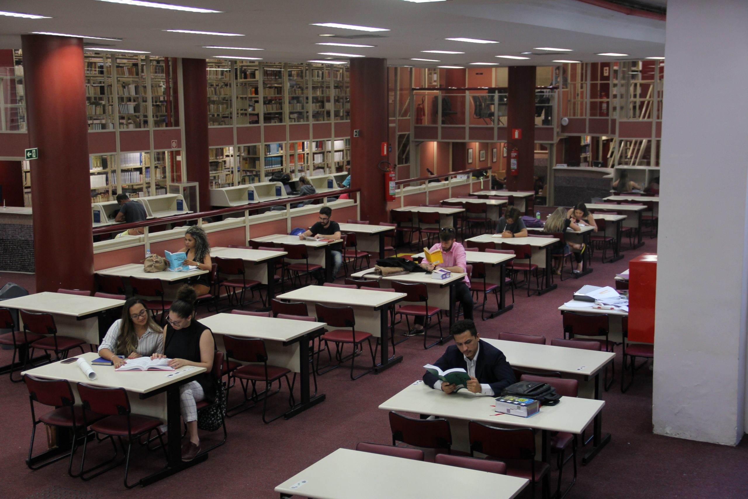 imagem da biblioteca da UVA localizada no campus tijuca