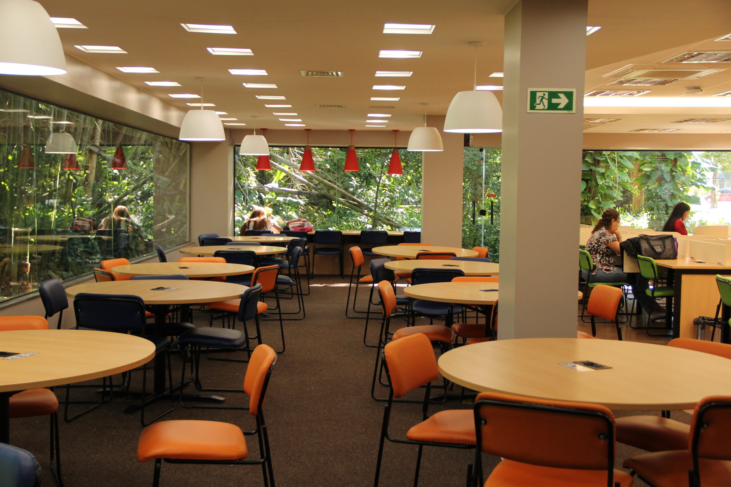 imagem interna da biblioteca da UVA localizada no campus barra