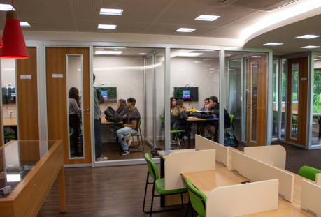 imagem interna das salas de reunião para alunos da UVA localizada no campus barra