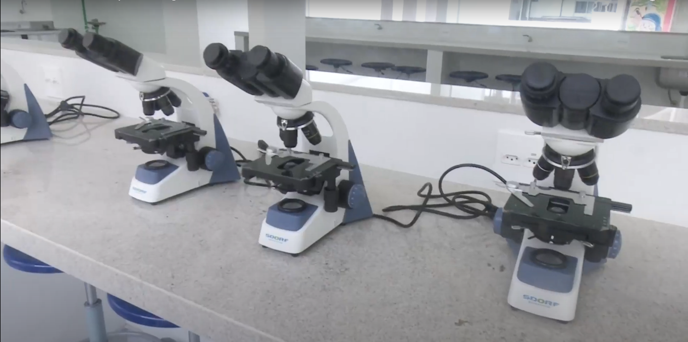 Foto de diversos microscópios numa bancada do laboratório da UVA no Campus Botafogo
