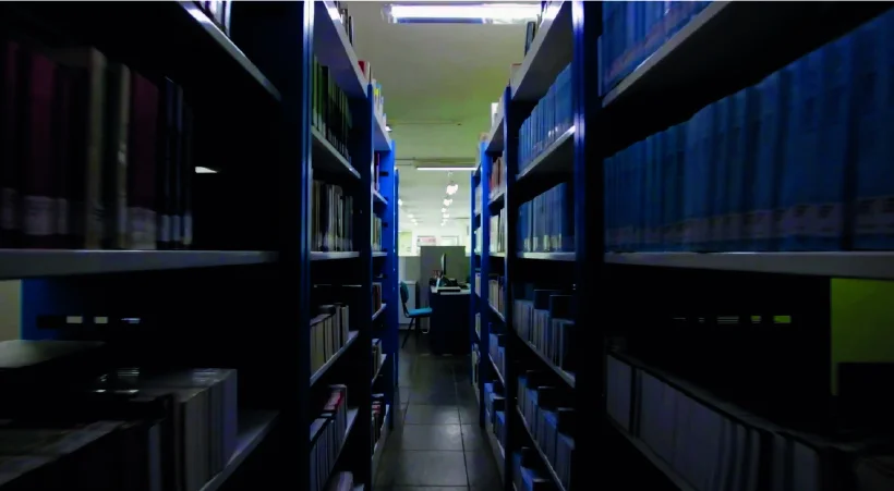 imagem de estantes de arquivos da biblioteca do Campus Cabo Frio da UVA