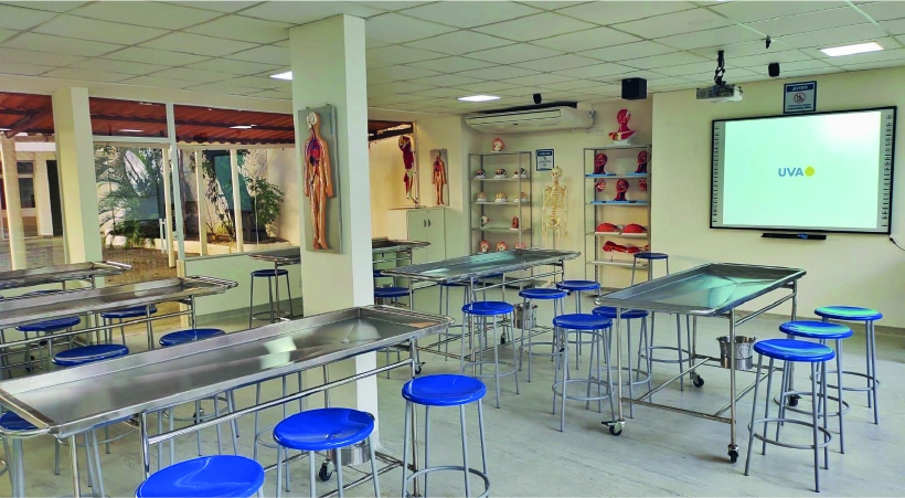 imagem mostrando o laboratório de anatomia, com manequins mesas de inox, cadeiras e um projetor no campus botafogo da UVA